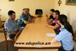 Сотрудник отдела по борьбе с экономическими преступлениями Национальной полиции Болгарии в Образовательном комплексе полиции РА