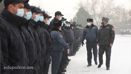 На плацу учащиеся патрульной службы 